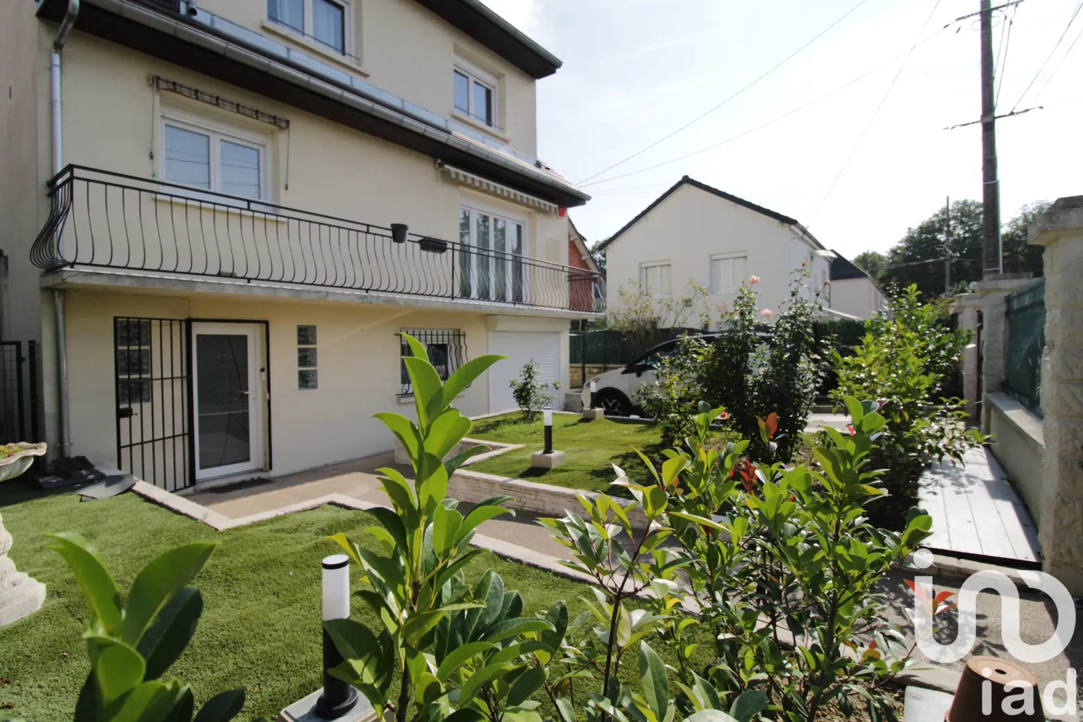 Jardin avant paysagé et entrée de la maison