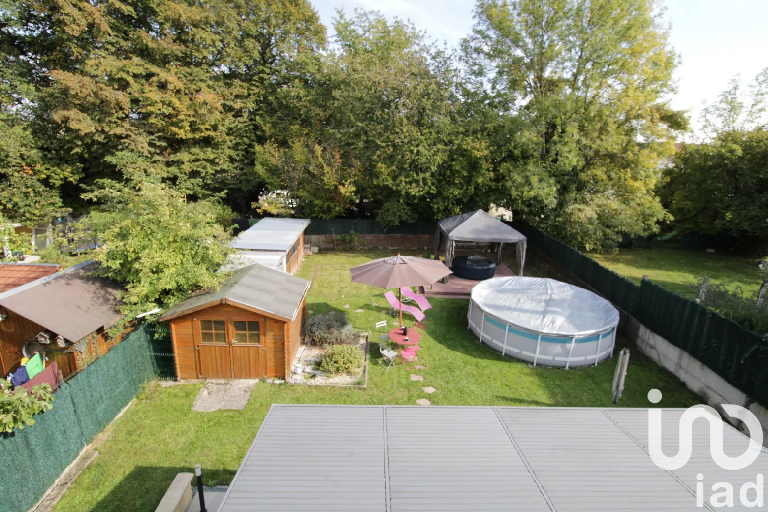 Vue plongeante sur le jardin clos depuis l'étage