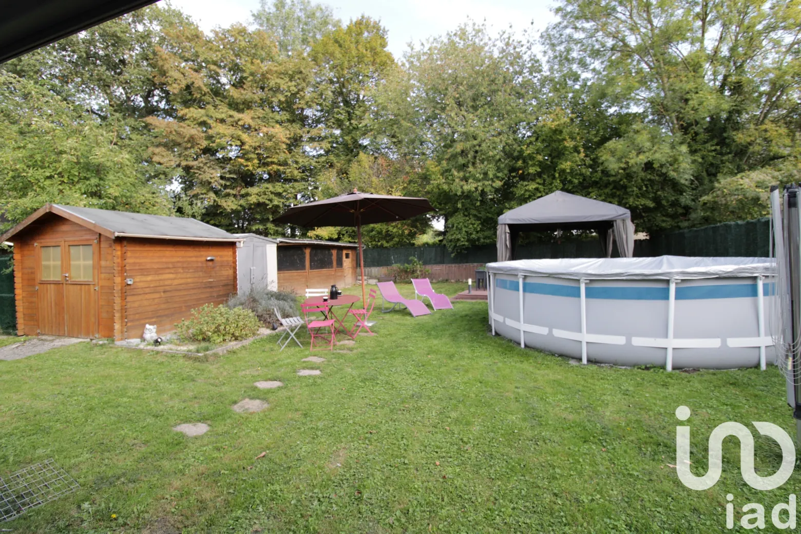 Jardin avec piscine hors-sol, abri de jardin et tonnelle