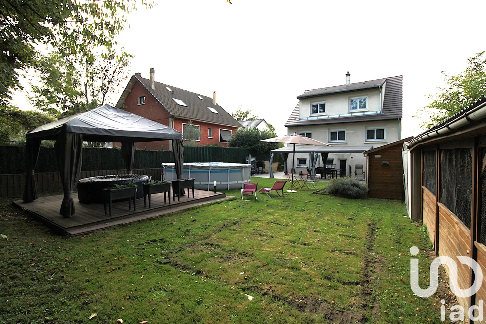 Fond du jardin avec spa sous tonnelle et terrasse bois